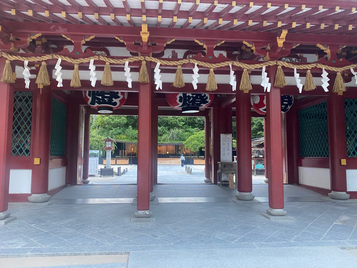 An entrance to the courtyard of Dazaifu Tenmangu shrine